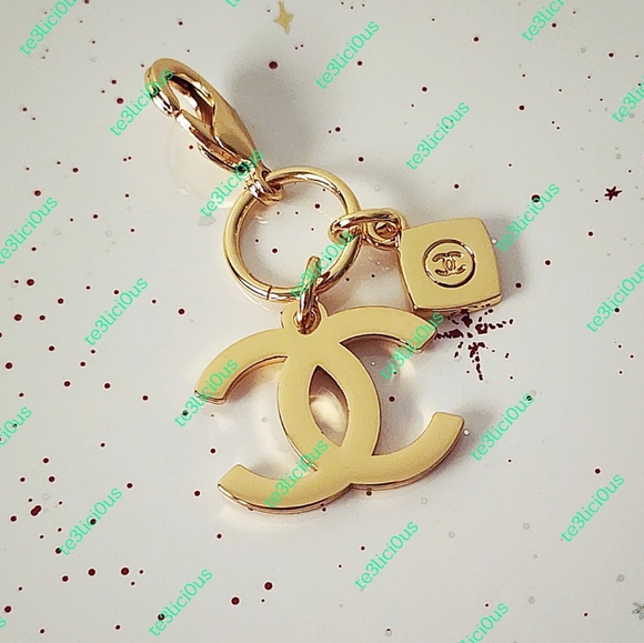 CHANEL 2023 HOLIDAY CC LOGO CHARM - Picture 3 of 4